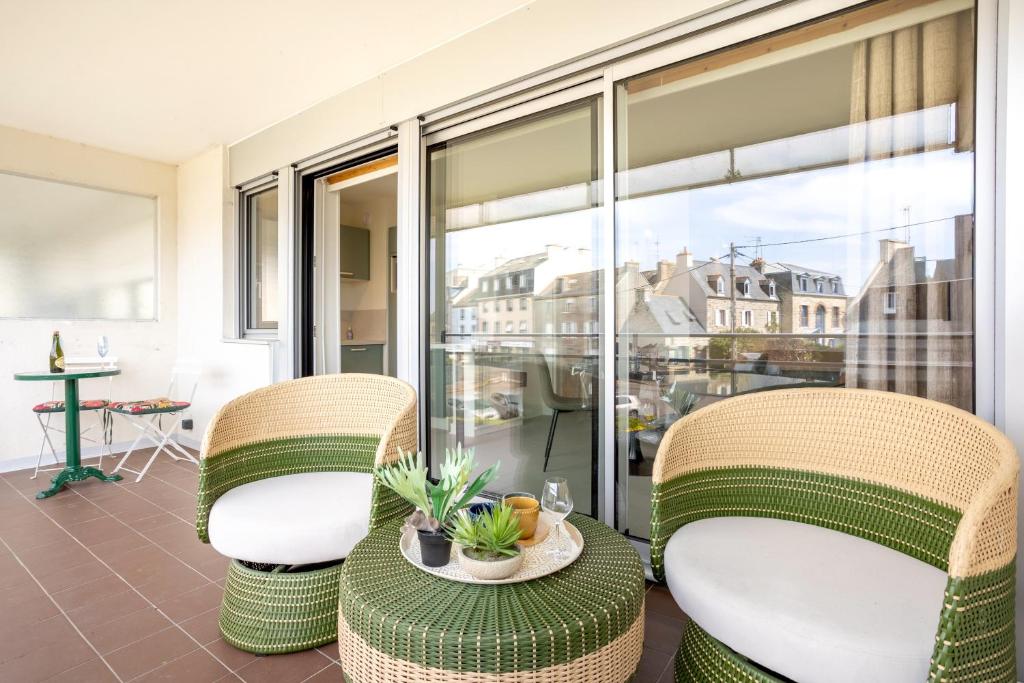 two chairs sitting on a balcony with a table at La pause iodée Studio -grand balcon in Concarneau