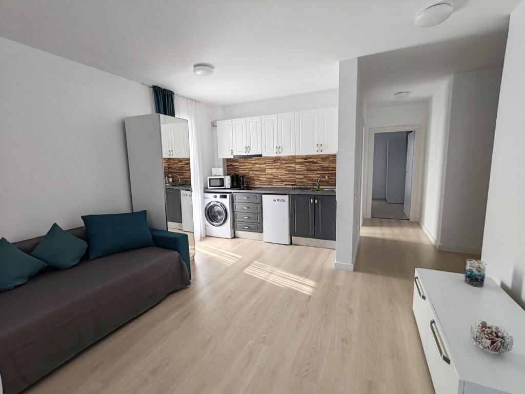 a living room with a couch and a kitchen at Cozy apartment Vama Veche in Vama Veche