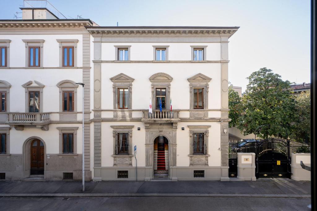 a large white building with many windows at Hotel Palazzo Borghini - Gruppo Estella Hotels in Florence