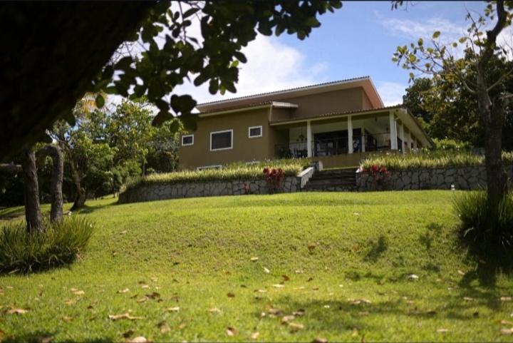 a house with a lawn in front of it at Vila_da_Montanha in Gravatá
