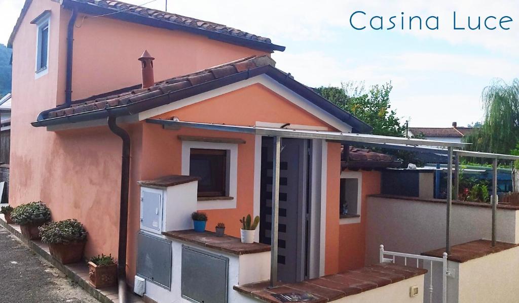a small house with an orange at Casina Luce in Stiava