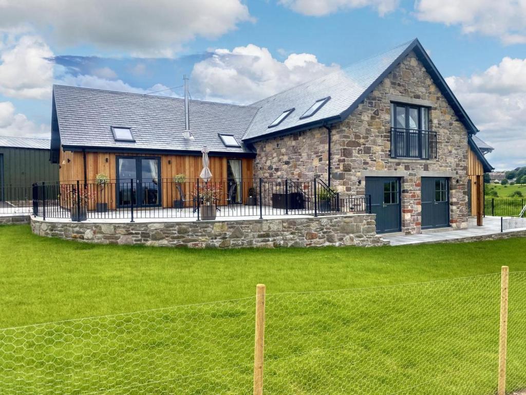 a stone house with a fence in front of it at 2 Bed in Auchterarder oc-94546 in Auchterarder