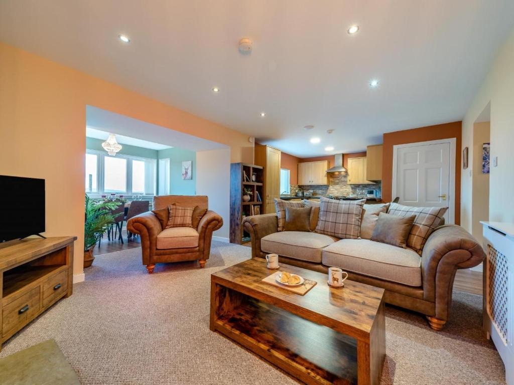 a living room with a couch and a tv at 2 Bed in Bonnybridge oc-95833 in Bonnybridge