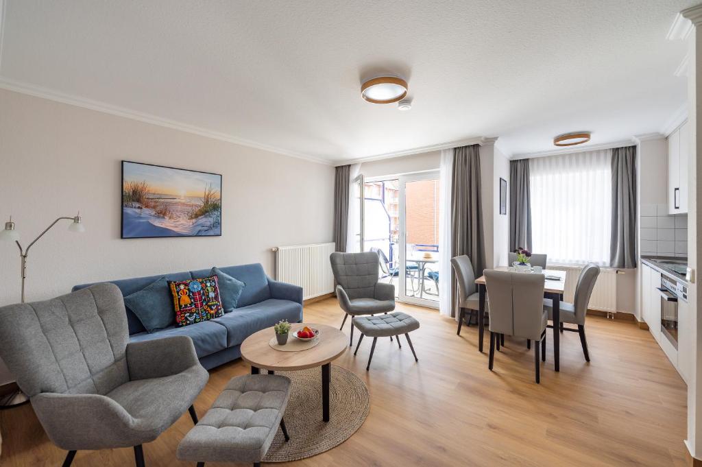 a living room with a blue couch and a table at K & R Appartements Binz in Binz
