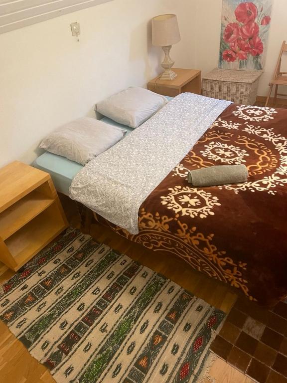 a bedroom with a bed and a rug on the floor at Campe-Good in Kampenhout