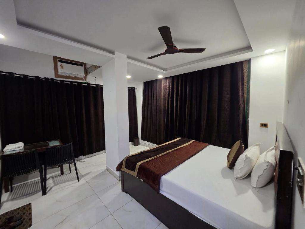 a bedroom with a bed and a ceiling fan at HOTEL ToWNHOUSE in New Delhi