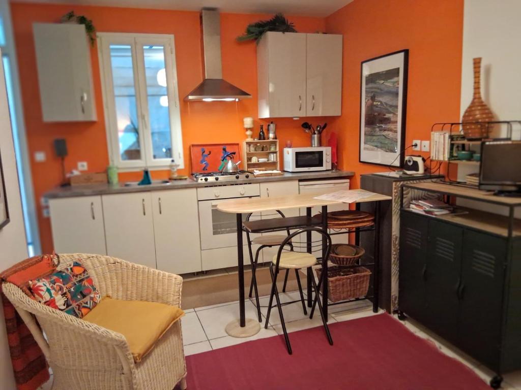 Dapur atau dapur kecil di Studio Quartier haut