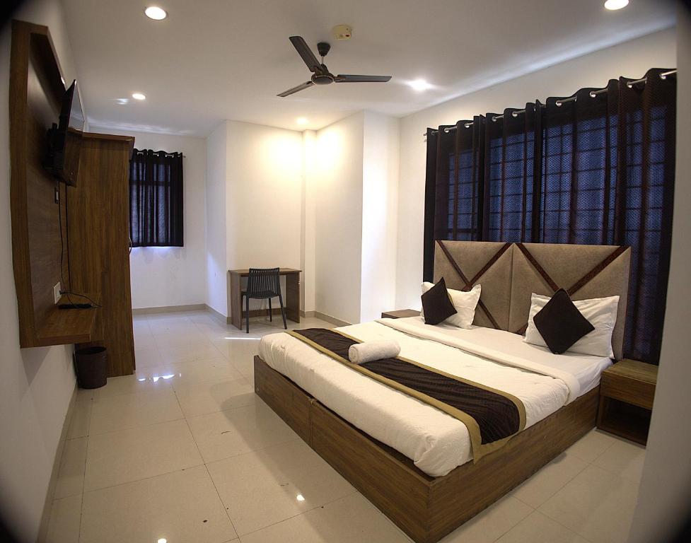 a bedroom with a large bed in a room at Hotel Hilson in New Delhi