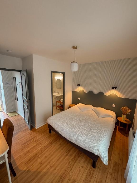 Hôtel Les Voisins Beaucemaine - Superior Double Room With Veranda