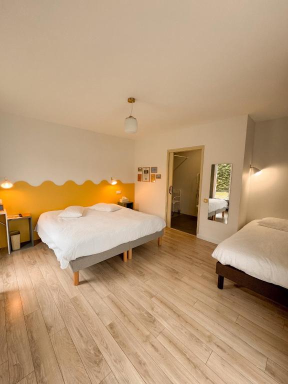 Hôtel Les Voisins Beaucemaine - Deluxe Triple Room