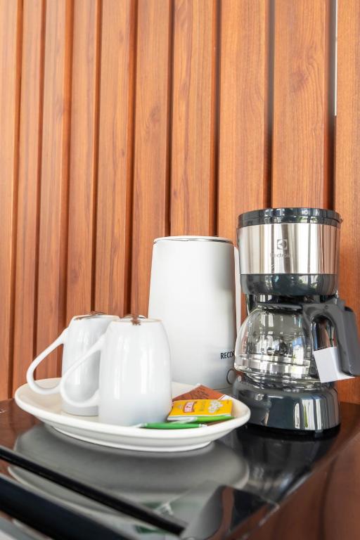 a counter with a blender and cups on it at Mansion Altamirano Hotel in San Antonio