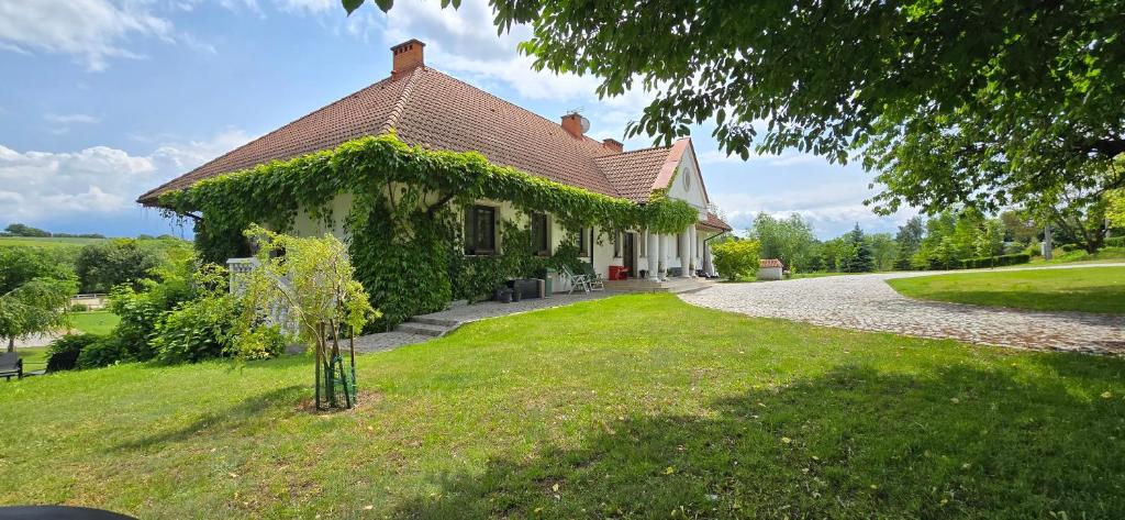 a house with ivy growing on the side of it at Gościniec Husarski in Sandomierz