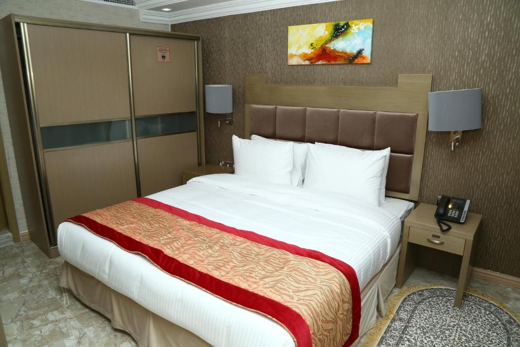 Postel nebo postele na pokoji v ubytování Sun and Sands Plaza Hotel