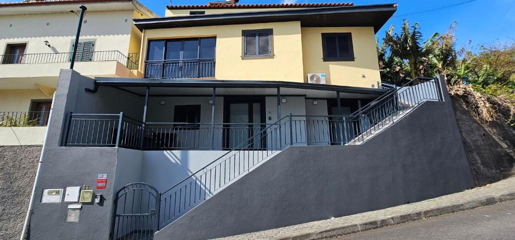 Charming 1-Bedroom Apartment with Ocean Views in Calheta