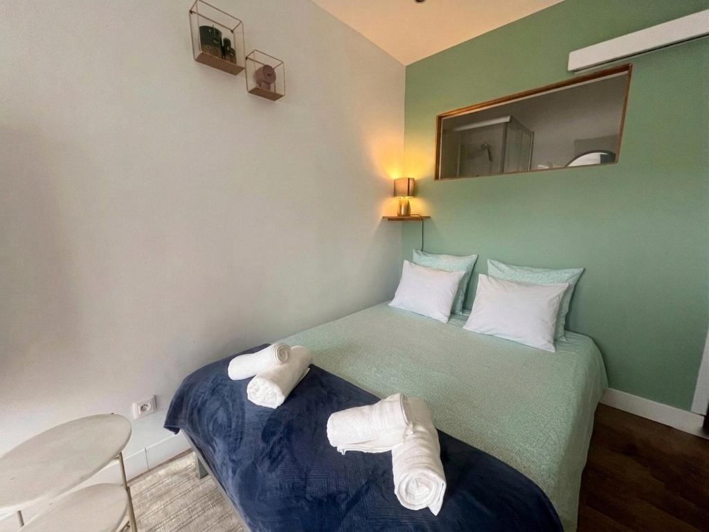 a small room with a bed with towels on it at Petit cocon avec terrasse privée à Saint Barthélémy in Saint-Barthélemy-dʼAnjou