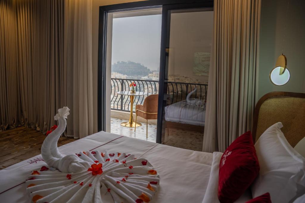 a room with a bed with a swan on it at فندق جولدن بلكون-Golden Balcony Hotel in Abha