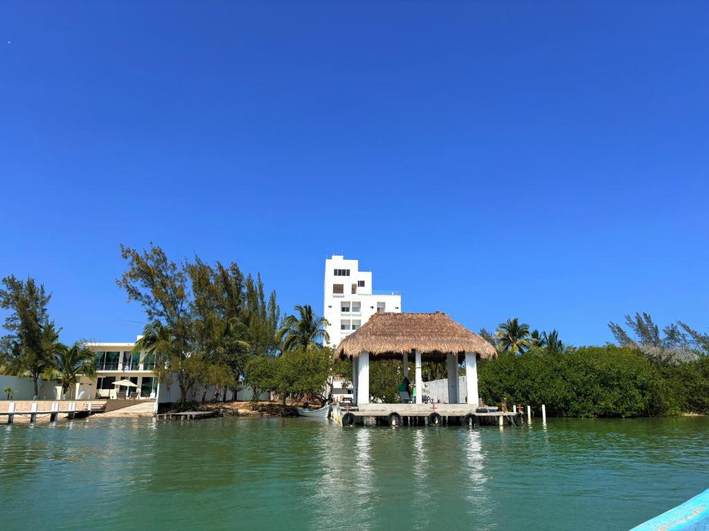 ein Gebäude inmitten eines Gewässers in der Unterkunft Jato Hotel Boutique in Tuxpan de Rodríguez Cano