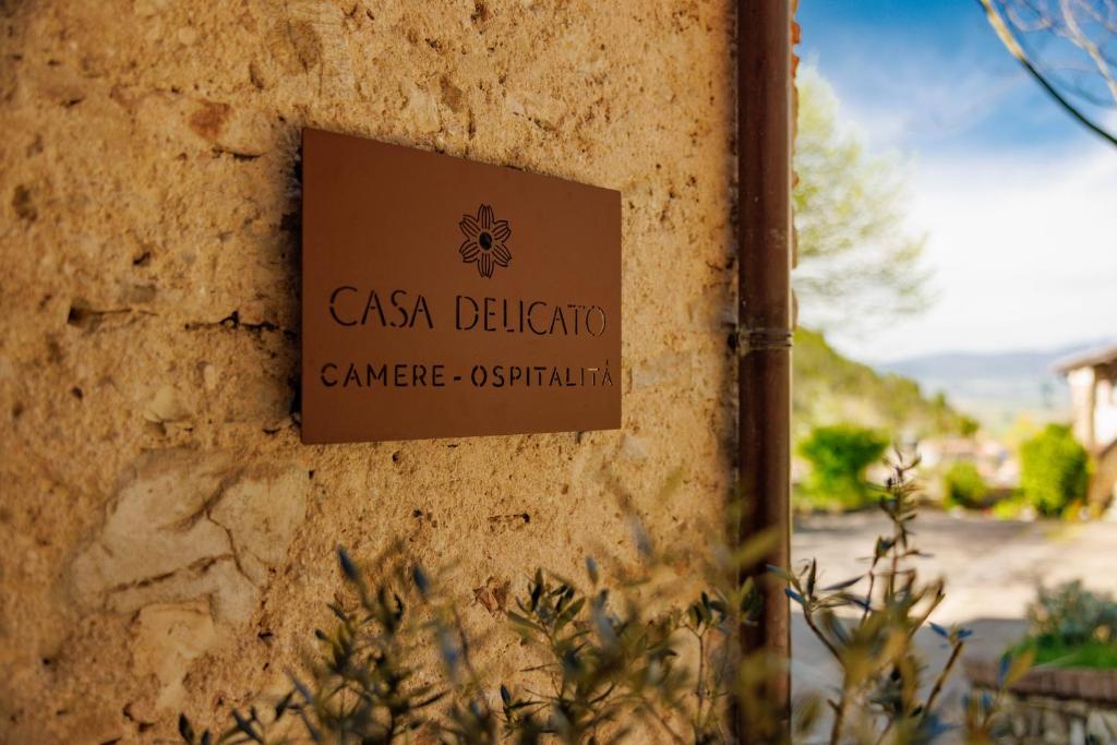 a sign on a wall that says cason delichenacco cancerochemistry at Casa Delicato - B&B - Camere - Ospitalità in Contigliano