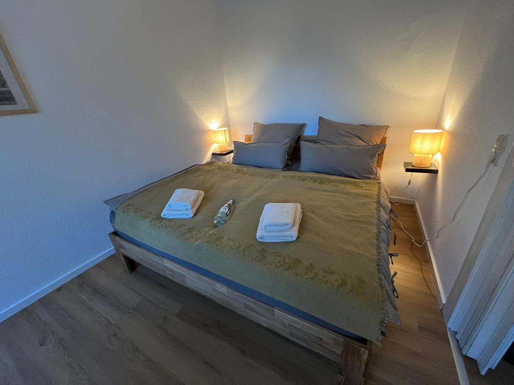 a bedroom with a bed with two towels on it at Hochwertige Wohnung im EG- Meißen zum Genießen in Meißen