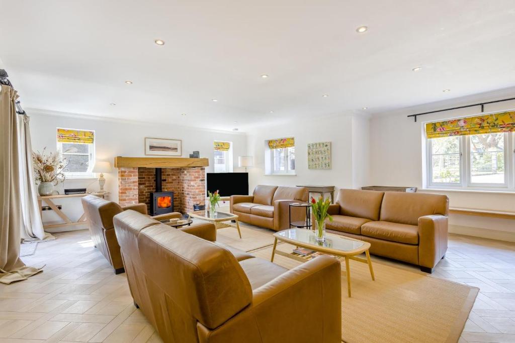 a living room with couches and a fireplace at 5 Bed in Walberswick oc-hlwal in Walberswick