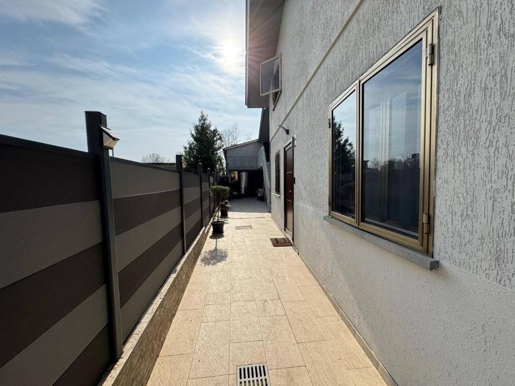 a sidewalk next to a building with a fence at Vila Bella in Lugugnana