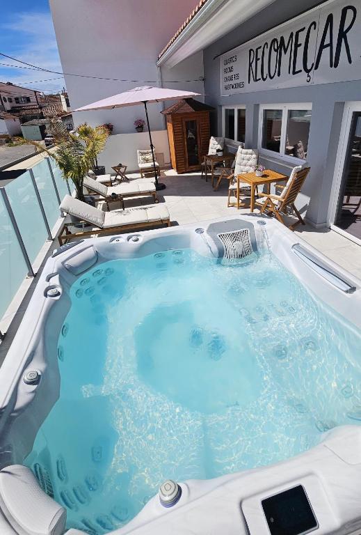 a large hot tub sitting on top of a building at Recomeçar Guesthouse in Santa Cruz