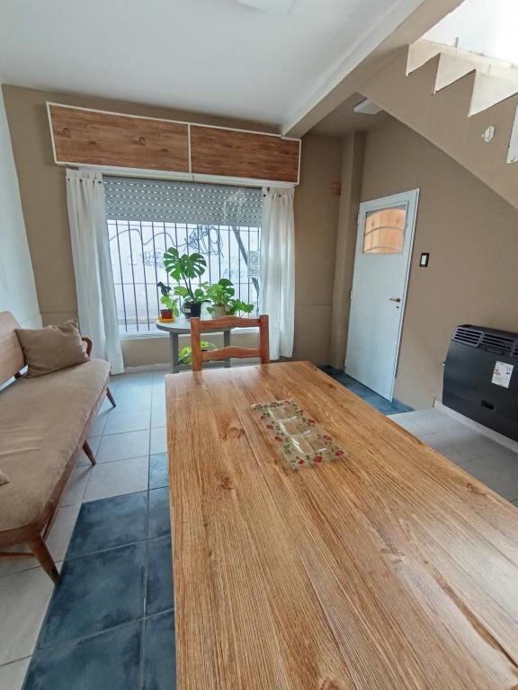 a living room with a wooden table and a couch at La casa de Napoli in Trelew