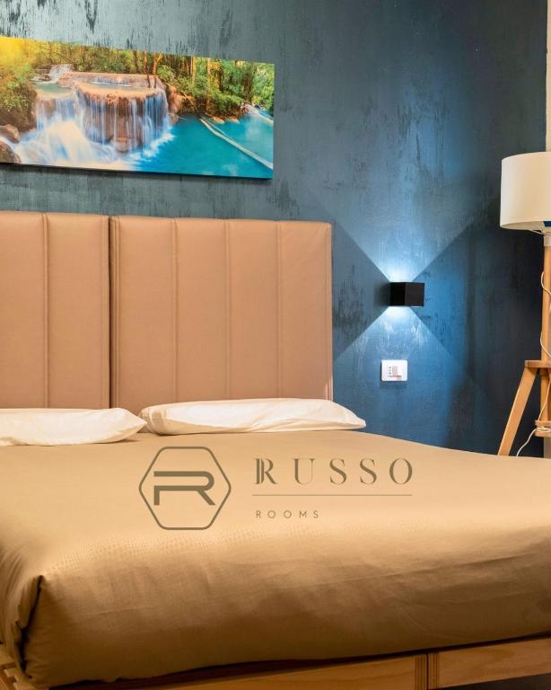 a bedroom with a bed with a russo sign on it at RUSS0 ROOMs in Catanzaro