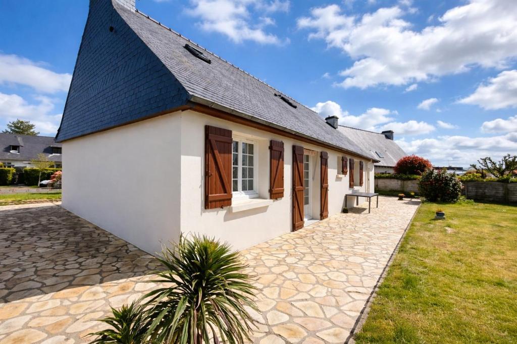 a white house with a black roof at Ti maeronez in Paimpol