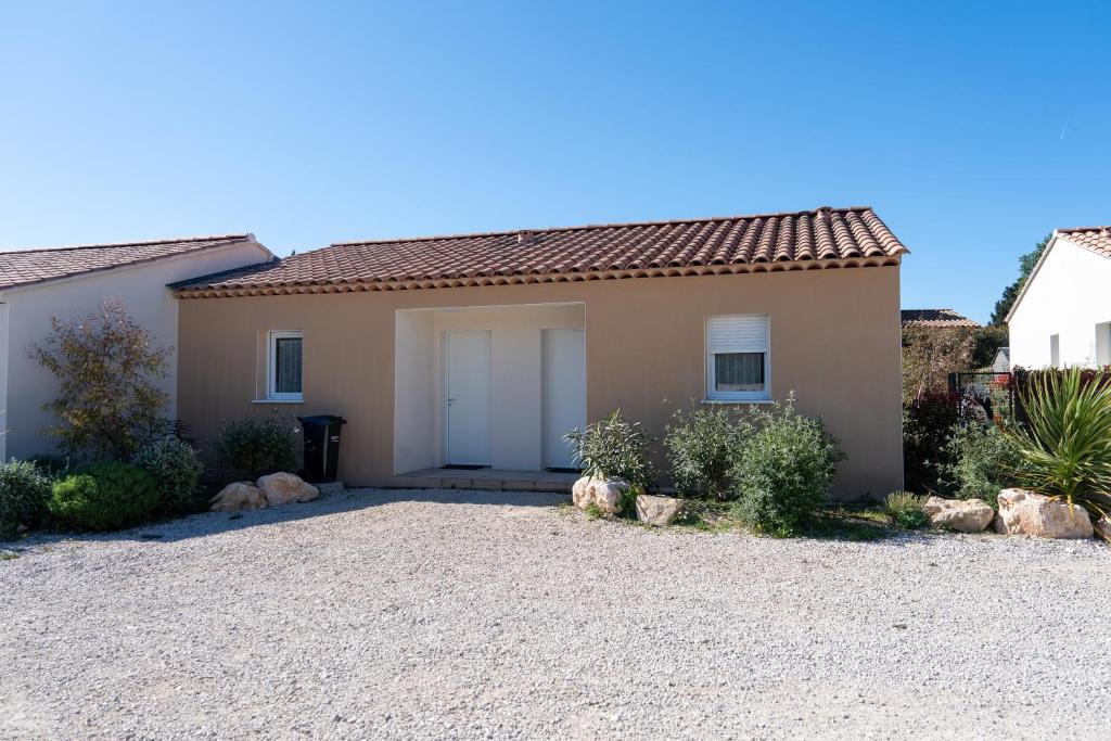 a house with a driveway in front of it at Les deux pauses in Martigues