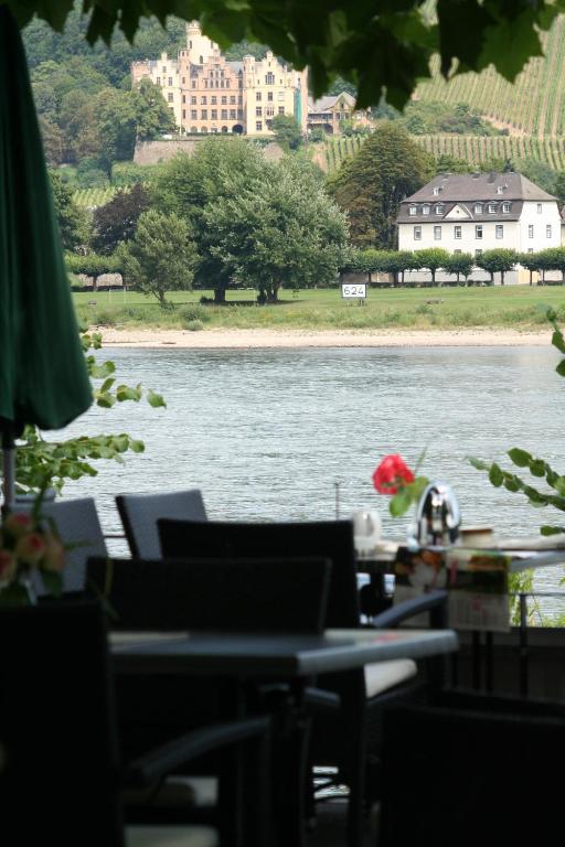 Výhled na řeku, která protéká v blízkosti hotelu