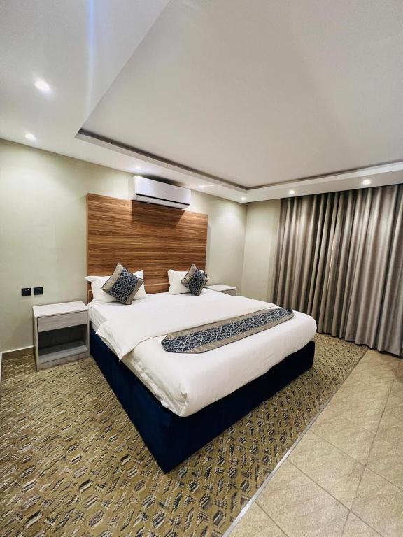 a large hotel room with a large bed in it at شقق سكنية بابو ذر الغفاري in Medina