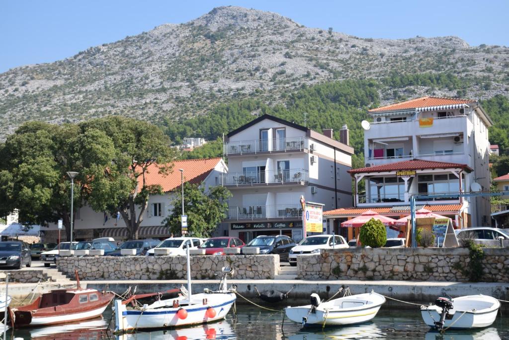 un grupo de barcos están atracados en un puerto deportivo en Apartments Tota, en Starigrad-Paklenica