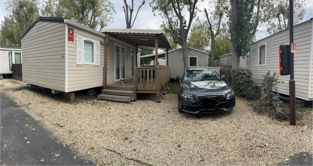 a car parked in front of a tiny house at rouge gorge in Valras-Plage