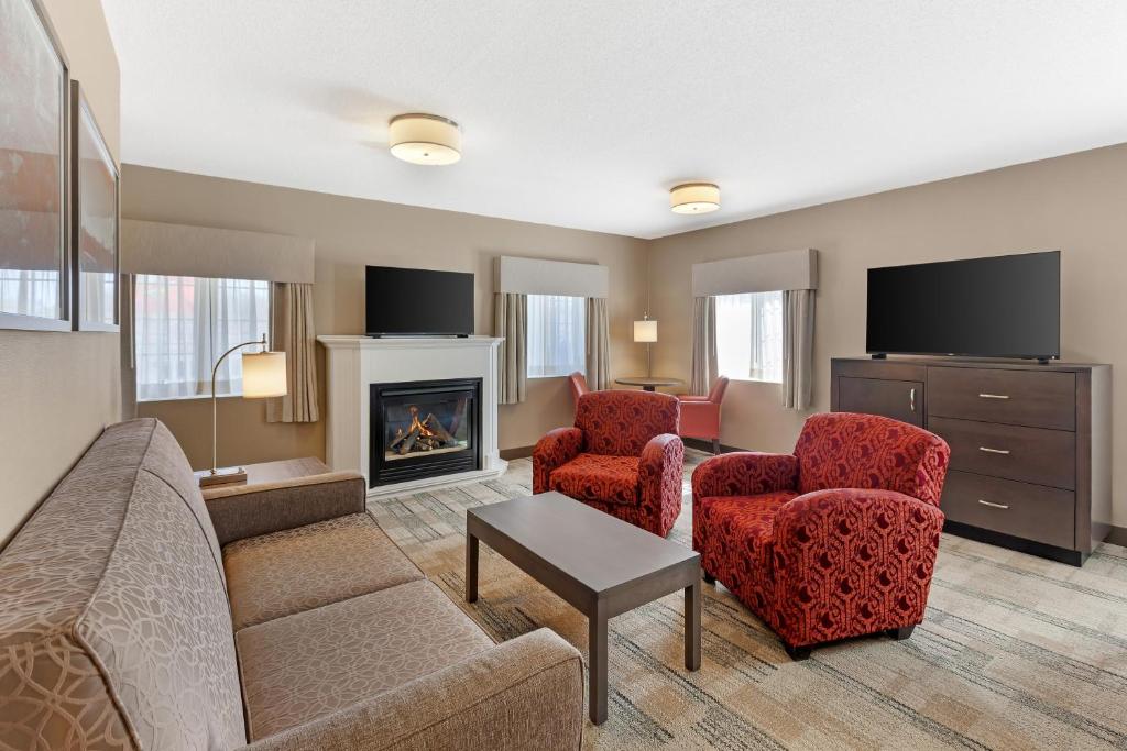 a living room with a couch and chairs and a fireplace at Best Western Colonel Butler Inn in Niagara-on-the-Lake