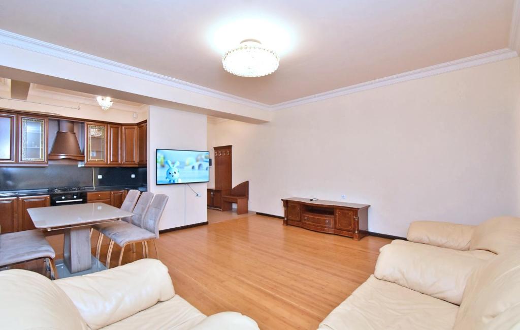 فضای داخلی Republic Square Luxury 2BR Apartment with Balconies در ایروان - تصویر ۳