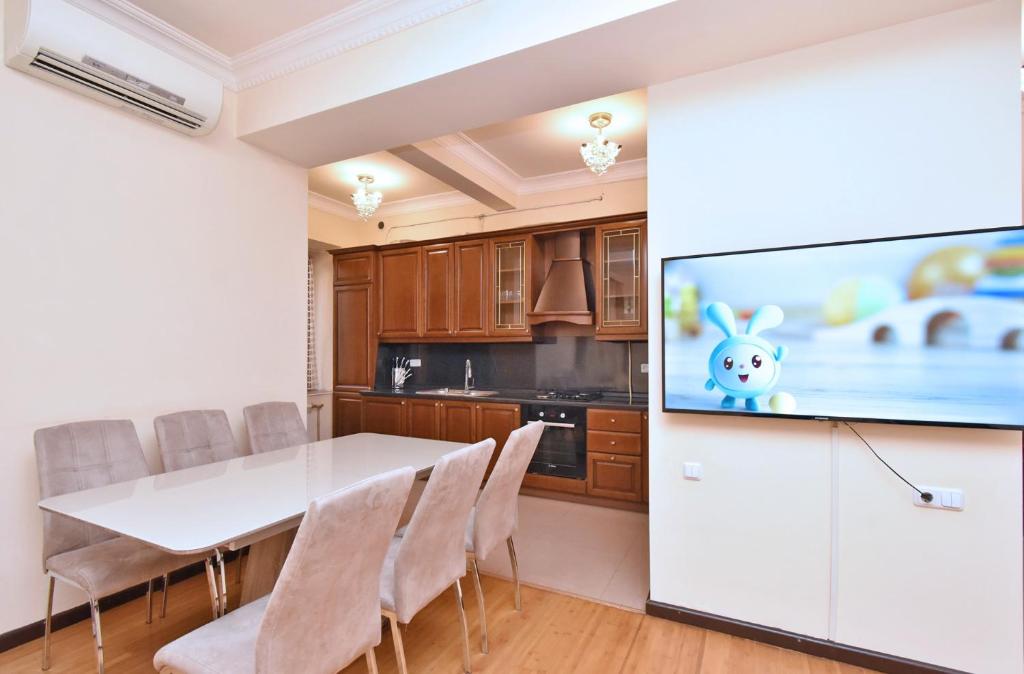 Republic Square Luxury 2BR Apartment with Balconies در ایروان