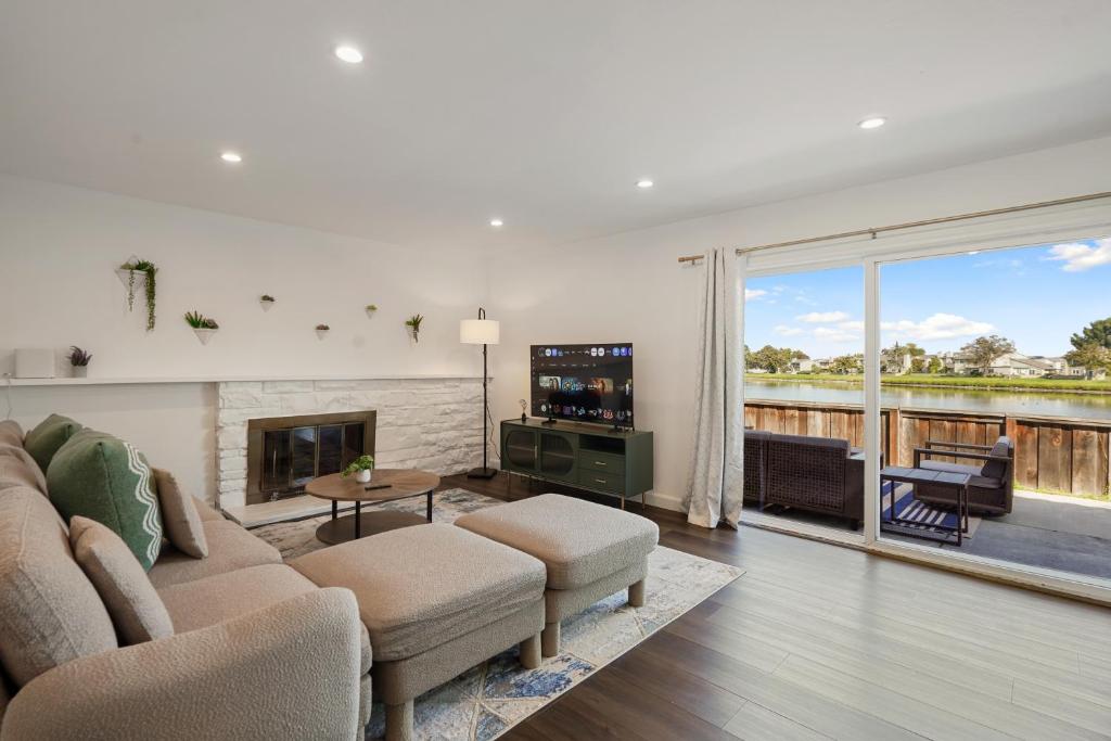 Lakefront 3 Bedroom Retreat with Beautiful Water Views, San Mateo ...