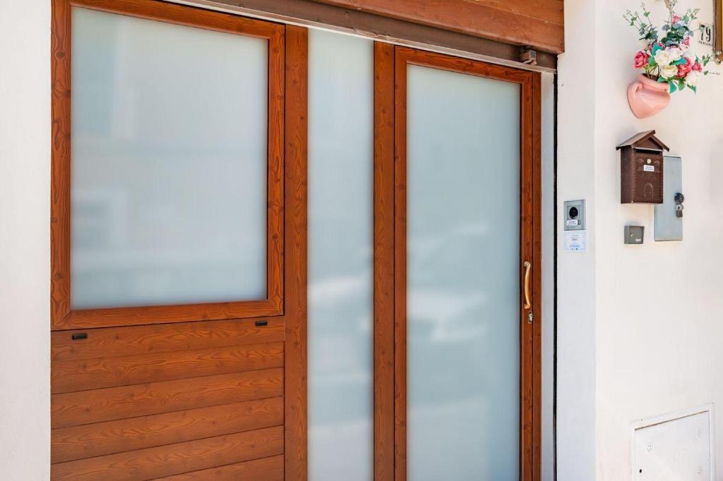 a pair of wooden doors in a room at La casetta di pami- Enjoy Apulia in Monopoli