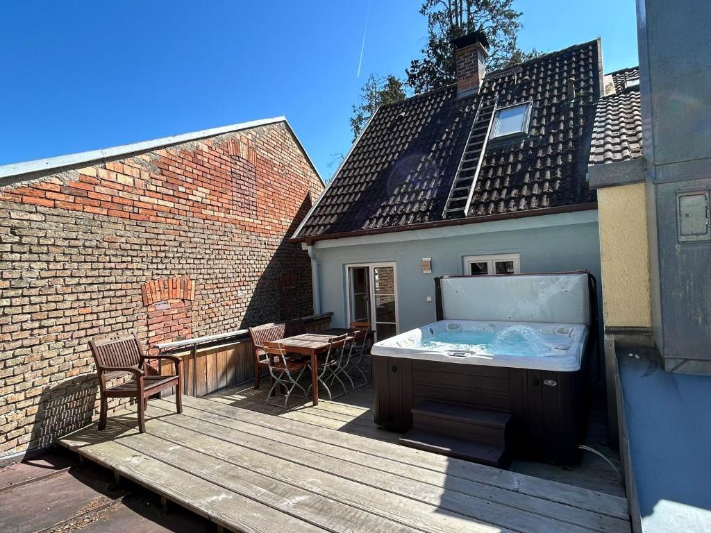 ein Whirlpool auf einer Holzterrasse in der Unterkunft TheBlueInn in Wasserburg am Inn