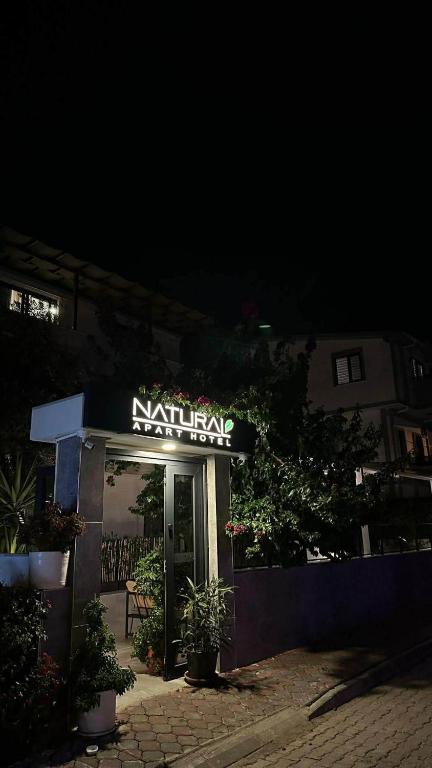 ein Restaurant mit einem Schild, auf dem „natalknifeknife“ steht in der Unterkunft Boutique Natural Apart Hotel in Kemer