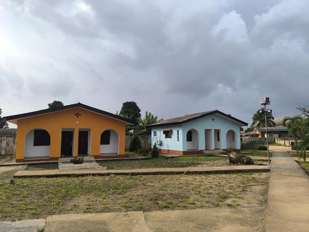 two small houses with a cross on the front at Geobajas Hotels in Imushin
