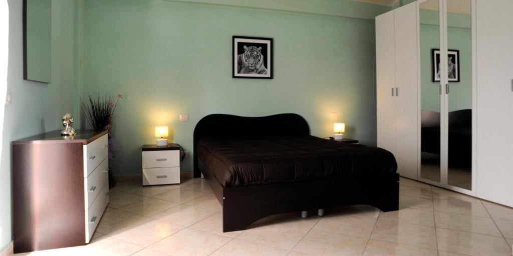 ヴァルモントーネにあるCasa Vacanza la Rondineのベッドルーム1室(ベッド1台、ドレッサー、ランプ2つ付)