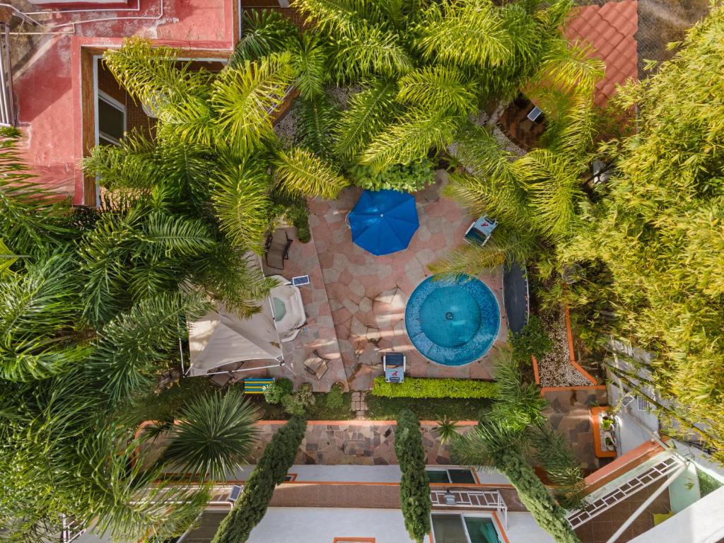 an overhead view of a resort with a pool and palm trees at Casa divertida para grupos Plan prémium sin romper la quincena in Tequisquiapan