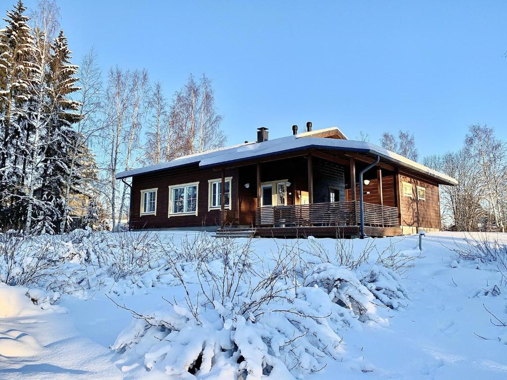 a log cabin in the snow with snow covered trees at VILLENKUJA 1 (3 mh ) in Tahkovuori