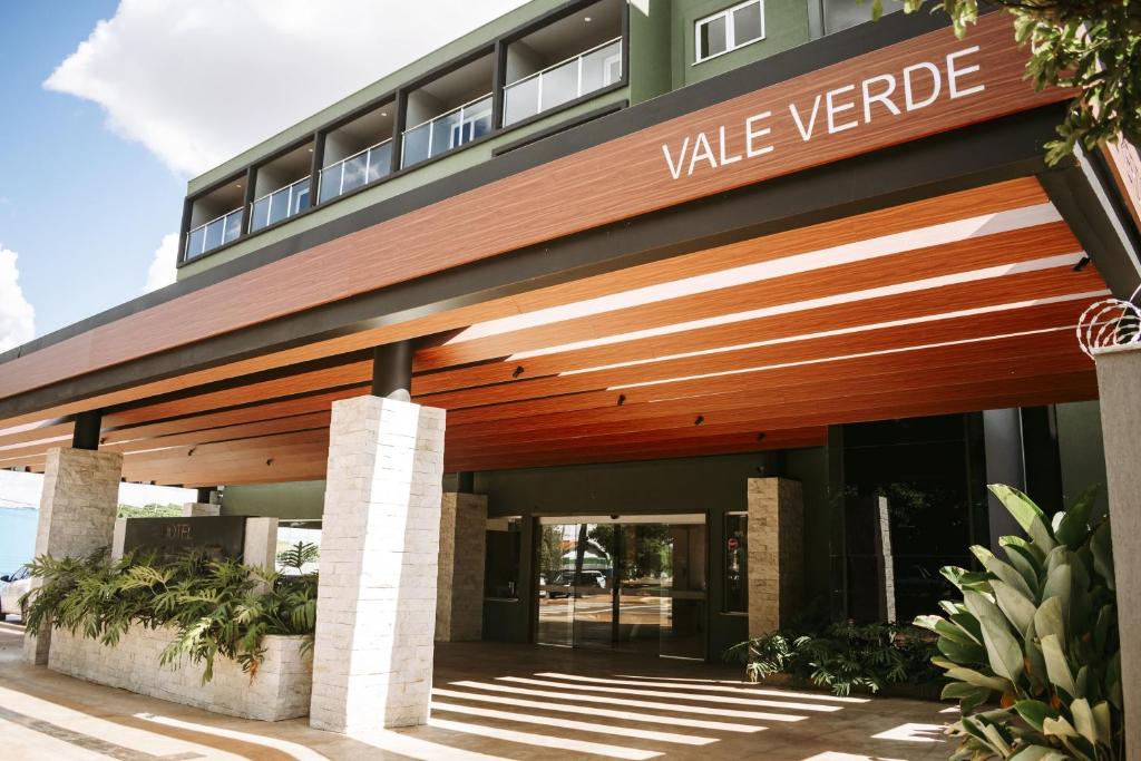a view of a building with a value vender sign on it at Hotel Vale Verde in Campo Grande