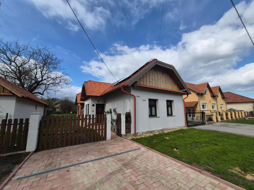 a house with a fence and some houses at Gerendás in Szilvásvárad