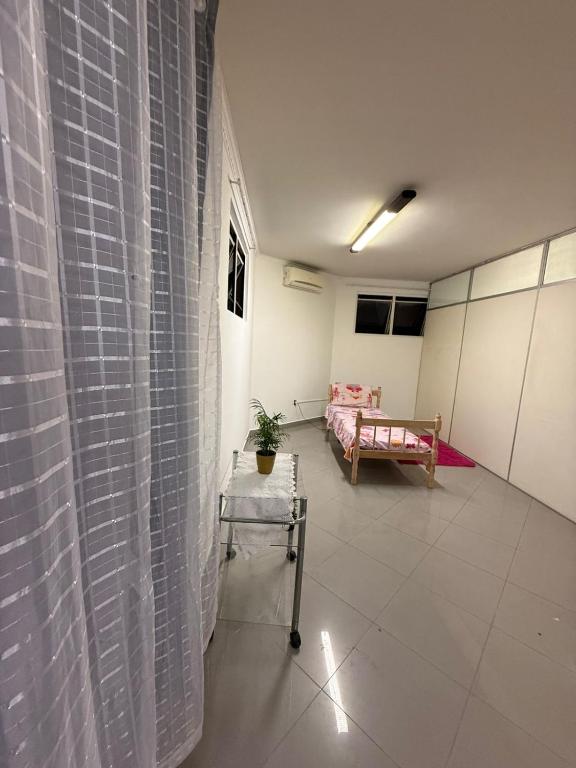 a room with a room with a couch and a table at Hostel em SJC perto da rodoviária, centro,Embraer e cta in São José dos Campos