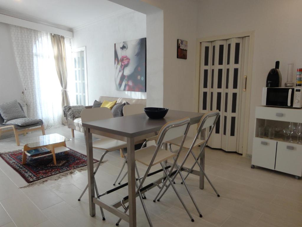y sala de estar con mesa de comedor y sillas. en Cuatro Camino Apartment with elevator, en Madrid