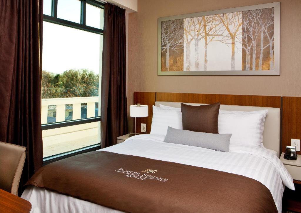 Postel nebo postele na pokoji v ubytování Porter Square Hotel